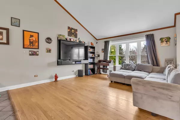 Antioch, IL 60002,168 Tree Line DR