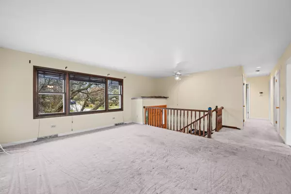 Roselle, IL 60172,370 W Walnut ST