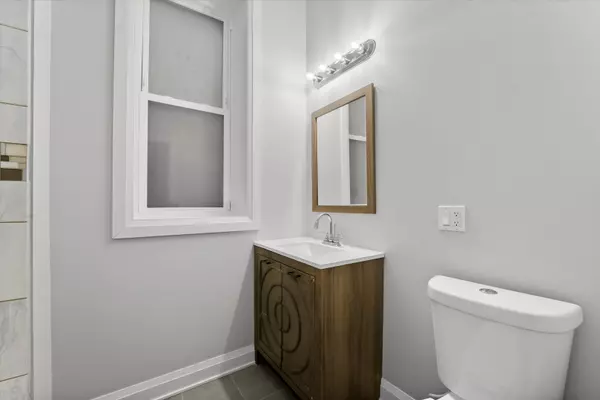 Chicago, IL 60624,4510 W Adams ST