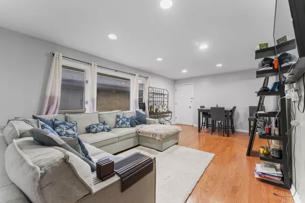 Chicago, IL 60639,5121 W Diversey AVE #3S