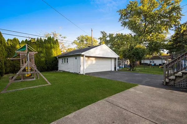 Westchester, IL 60154,1907 Suffolk AVE