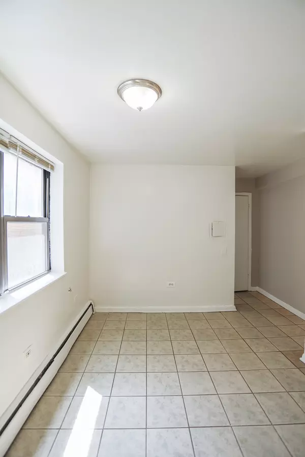 Chicago, IL 60626,1654 W Pratt BLVD #1S