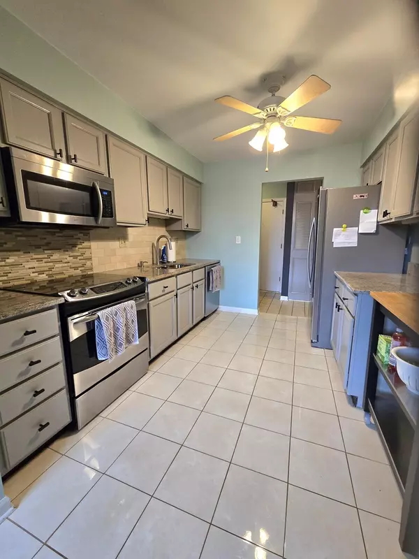 Glen Ellyn, IL 60137,470 Raintree CT #3L