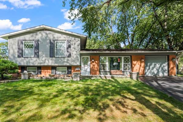 7979 Huntington CIR N, Hanover Park, IL 60133