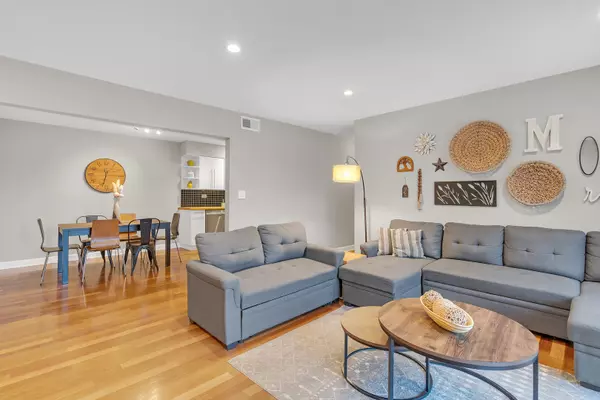 Schaumburg, IL 60193,727 KILLARNEY CT #2D