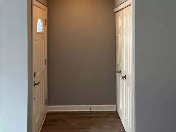 Schaumburg, IL 60194,210 N Waterford DR #210