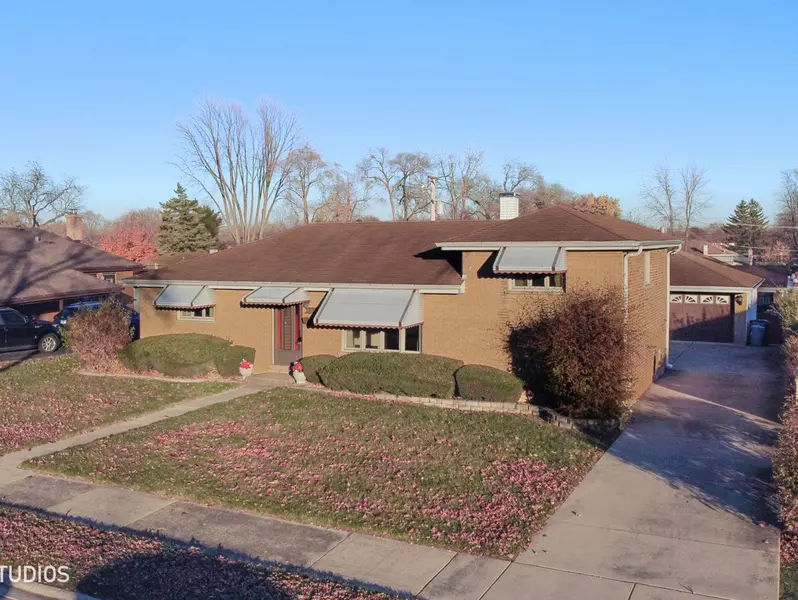 701 N Craig PL, Addison, IL 60101