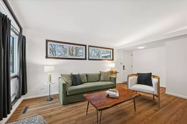 Deerfield, IL 60015,908 Holmes AVE