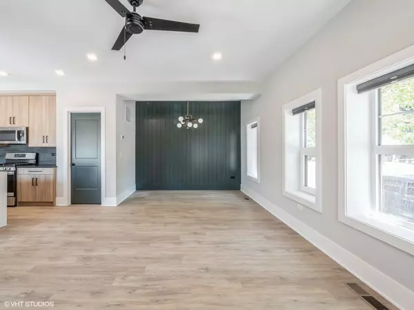 Chicago, IL 60613,1607 W Waveland AVE #1S