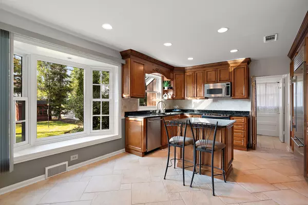 Des Plaines, IL 60016,Address not disclosed