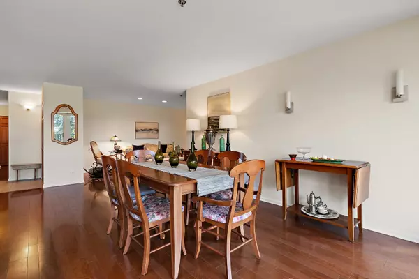 Northfield, IL 60093,5020 Arbor LN #203