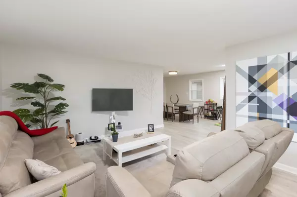 Hoffman Estates, IL 60169,785 Woodlawn ST