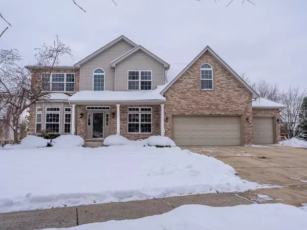 21 W Sandstone CT, South Elgin, IL 60177
