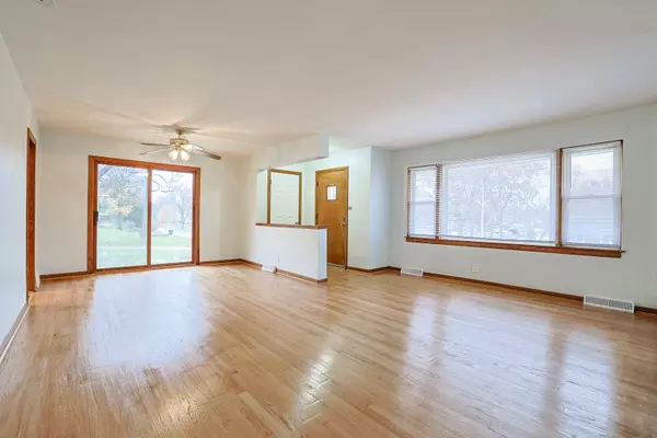 Addison, IL 60101,2 N Wisconsin AVE