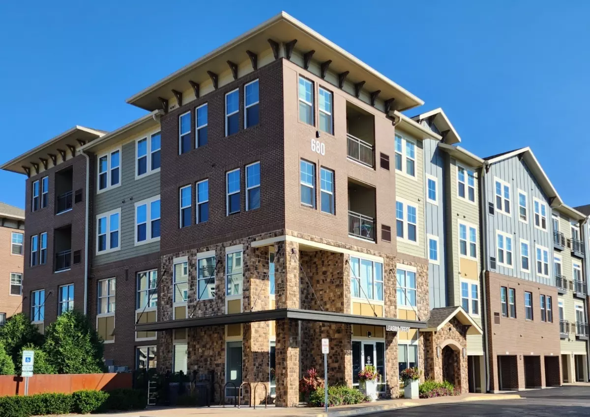 Schaumburg, IL 60173,680 E Algonquin RD #1203