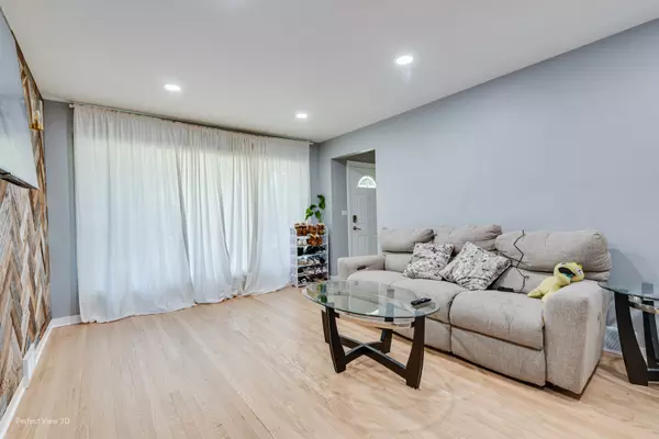 Niles, IL 60714,8152 N Ozark AVE