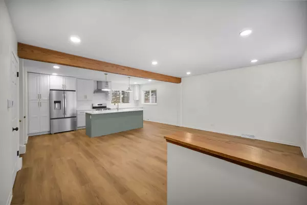 Glenview, IL 60025,137 Julie DR