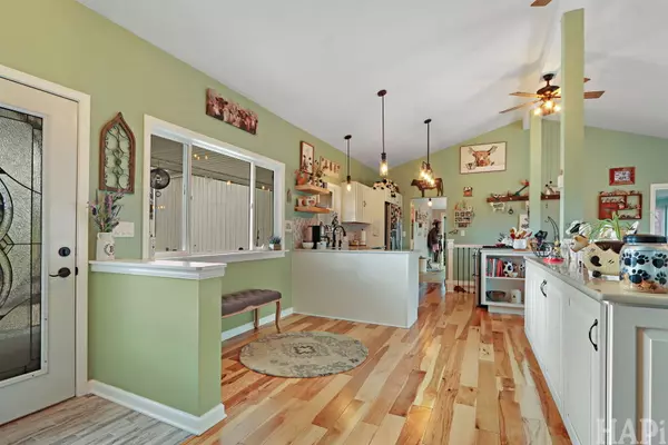 Johnsburg, IL 60051,1512 W Oakleaf DR