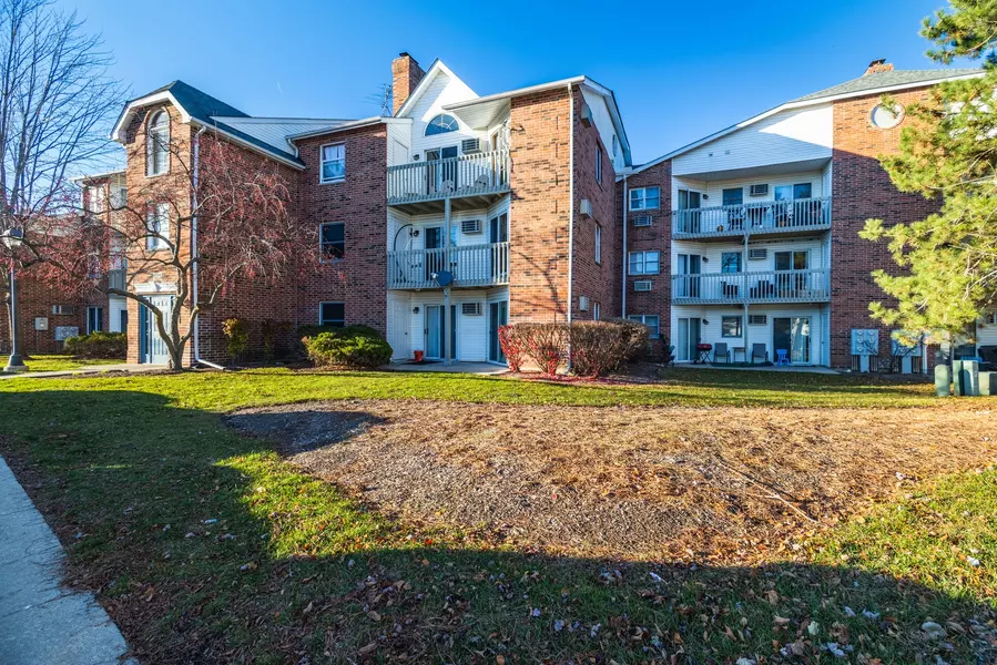 1345 CUNAT CT #2D, Lake In The Hills, IL 60156