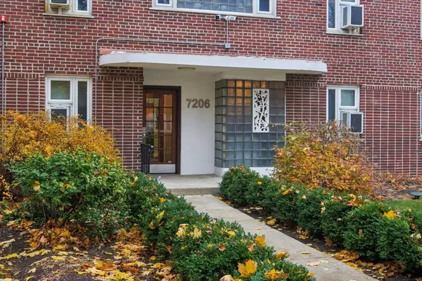 River Forest, IL 60305,7206 Oak AVE #4SE