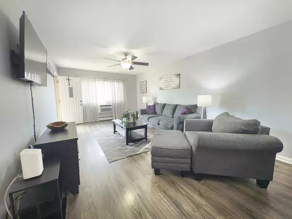 Lombard, IL 60148,1313 S Rebecca RD #118