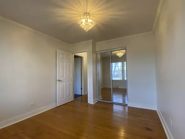 Mount Prospect, IL 60056,1106 S Robert DR