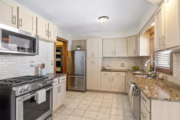 Naperville, IL 60540,438 S Wright ST