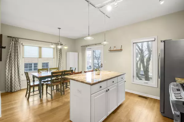 Lincolnwood, IL 60712,3806 W Devon AVE