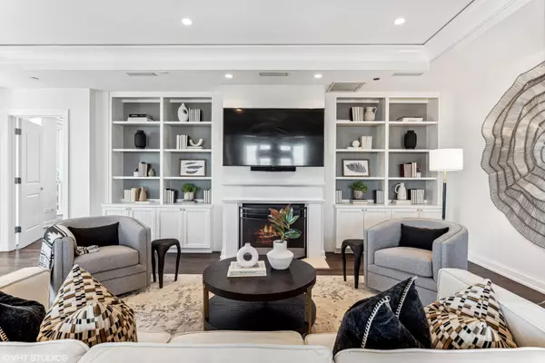 Chicago, IL 60611,11 E Walton ST #4202