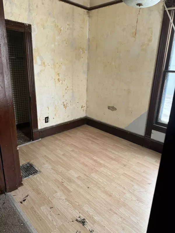 Bloomington, IL 61701,916 W Front ST