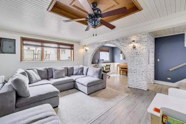 Melrose Park, IL 60164,2029 Louis ST