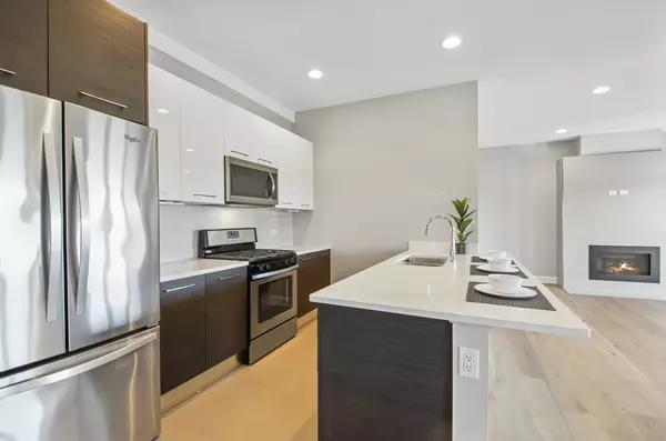 Highland Park, IL 60035,833 Laurel AVE #302