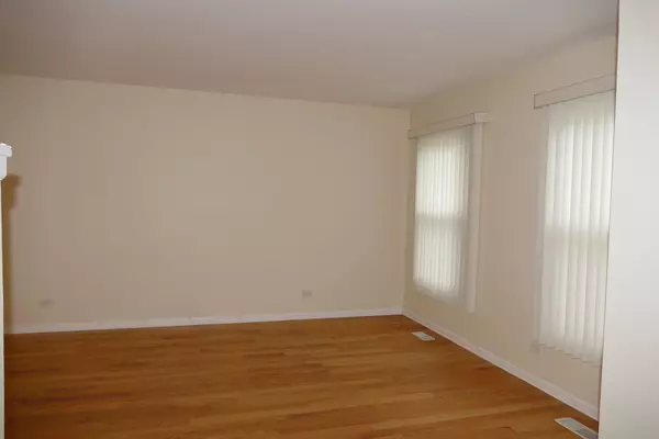 Vernon Hills, IL 60061,711 Lakeside DR N