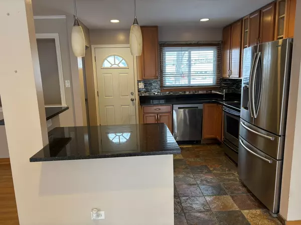 Northbrook, IL 60062,1210 Dell RD