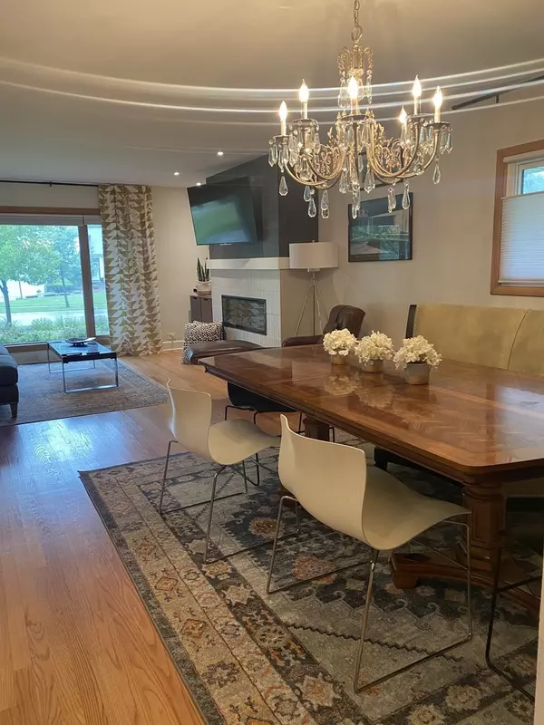 Palatine, IL 60067,419 S Royal CT