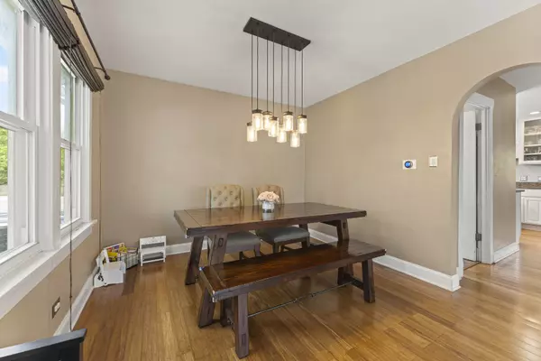 Arlington Heights, IL 60005,107 S Burton PL