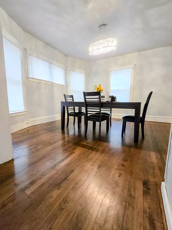 Elgin, IL 60120,481 Division ST