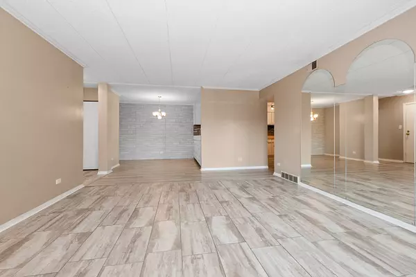 Oak Lawn, IL 60453,10355 Menard AVE #216