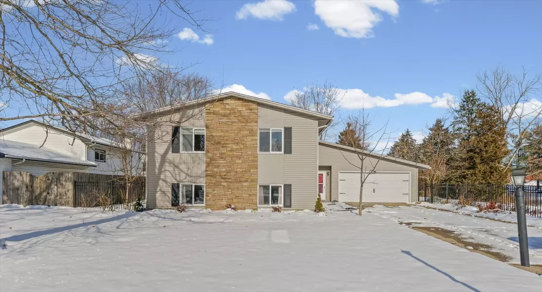 702 Devonshire DR, Champaign, IL 61820