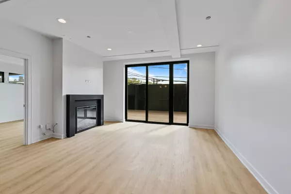 Chicago, IL 60622,1801 W Grand AVE #202