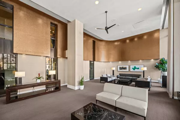 Chicago, IL 60613,3930 N Pine Grove AVE #1109