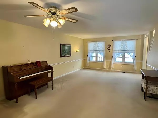 Woodstock, IL 60098,872 Victoria DR