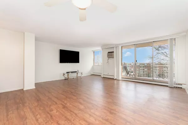 Lombard, IL 60148,2201 S Highland AVE #4M