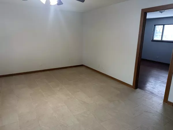 Hampshire, IL 60140,440 E Jefferson AVE #3