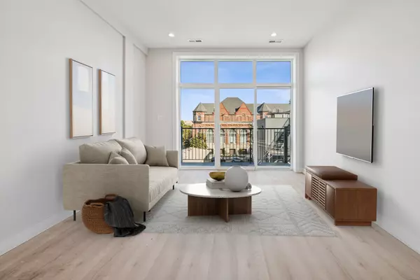 Chicago, IL 60622,1355 N Western AVE #3D