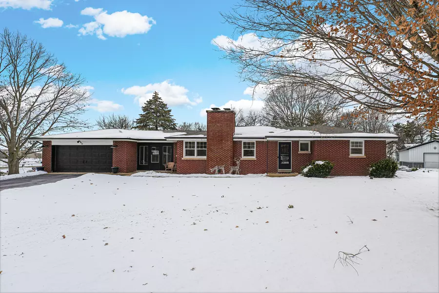 11 Lillian LN, Yorkville, IL 60560