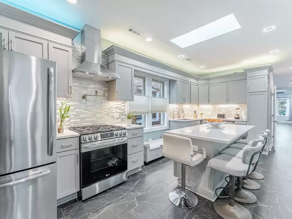 Chicago, IL 60639,5330 W Drummond PL