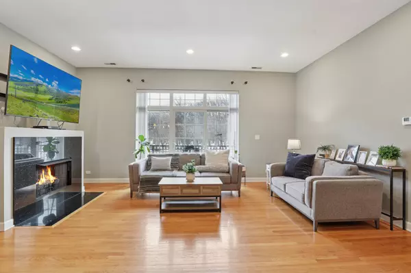 Chicago, IL 60646,6425 W Touhy AVE #2B