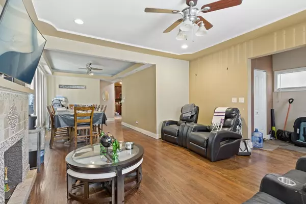 Chicago, IL 60617,1727 E 83rd PL