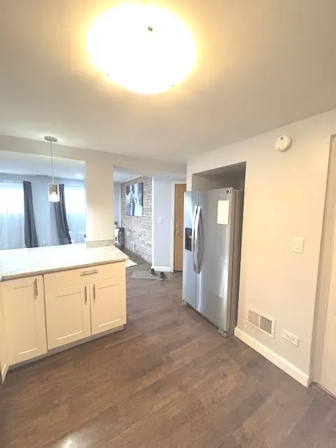 Chicago, IL 60618,3039 W Belle Plaine AVE #GU2